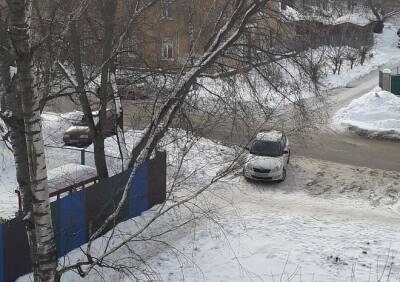 Жители улицы Рыбацкой попросили убрать от снега парковку у детского сада