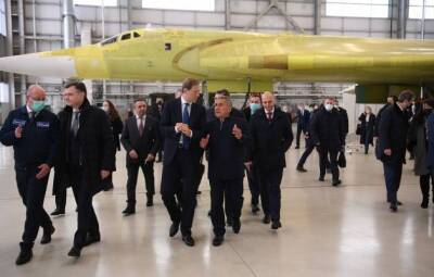 Мантурова знакомят с производством модернизированных ракетоносцев Ту-160М