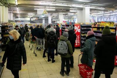 Сотни людей часами стоят в очереди в магазине продуктов из-за скидок в 50%