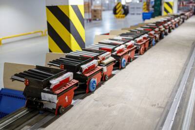 «Нова пошта» відкрила у Дніпрі повністю автоматизований термінал з роботами — він може обробляти до 26 тис. посилок на годину