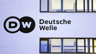 Захарова: журналисты Deutsche Welle должны сдать аккредитации в пятницу