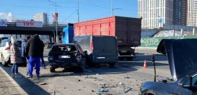 BMW отбросило на несколько машин: в Киеве случилась масштабная авария, кадры ДТП