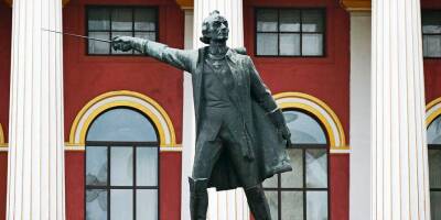 На Украине снесли памятник Суворову, посчитав его "советской пропагандой"