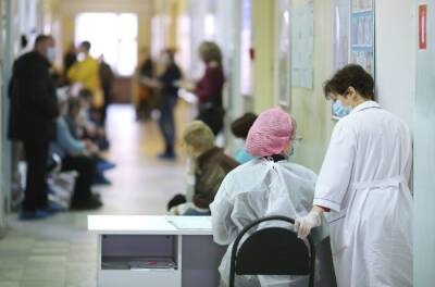 Взрывным ростом заболевших, очередями в поликлиниках и школьным дистантом отметилась эта неделя в регионах Урала