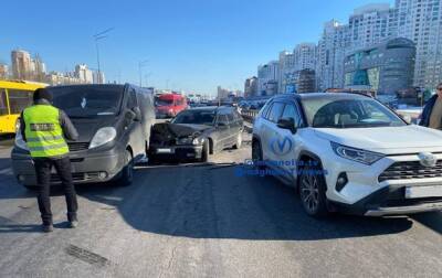 В Киеве столкнулись четыре авто, есть пострадавший