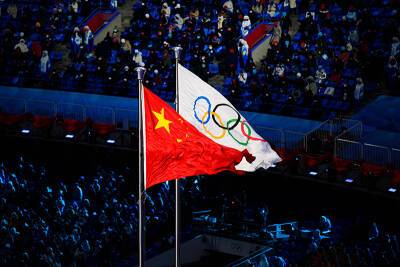 Олимпийский флаг поднят над стадионом "Птичье гнездо" в Пекине