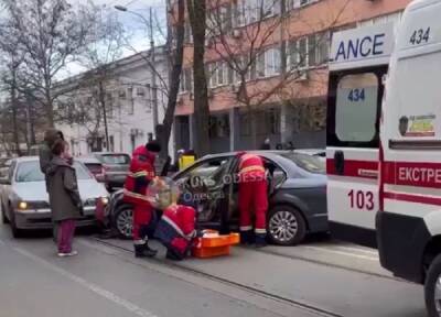 Движение перекрыто в центре Одессы, водителю стало плохо за рулем: кадры происходящего