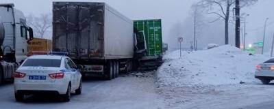 Новый день - новое ДТП: на обледенелом Московском шоссе в Петербурге столкнулись две фуры