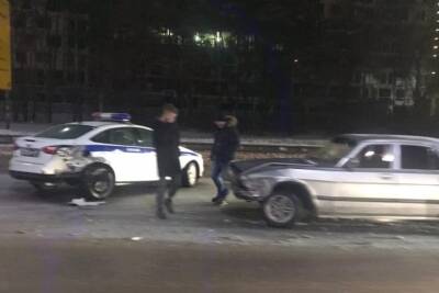 В Воронеже водитель Волги не заметил воинскую автоколонну и врезался в автомобиль ВАИ
