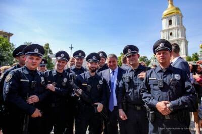 Поощрив полицейского за отказ от взятки, Аваков перенял опыт России
