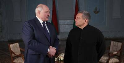 Александр Лукашенко о появлении с автоматом у Дворца Независимости: Янукович и я - большая разница