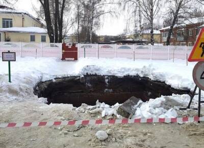 У детского сада в Рыбном произошел крупный провал грунта