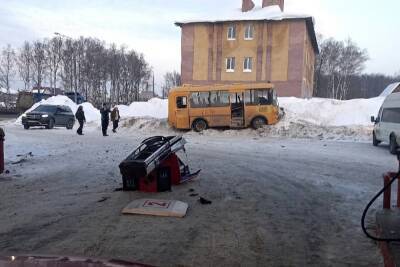 В Петушках школьный автобус врезался в автозаправку