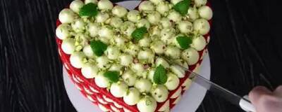 Торт «Красный бархат» в форме сердца ко Дню влюбленных