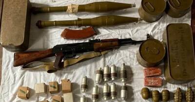 От патронов до противотанковых мин: на Донбассе в доме нашли склад оружия боевиков (фото)
