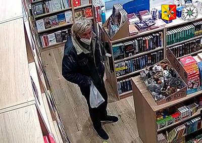 В Праге разыскивают книжного вора. Он вынес из магазина 78 томов: видео