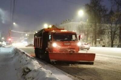 За ночь на дороги Курска высыпали свыше 400 тонн реагентов