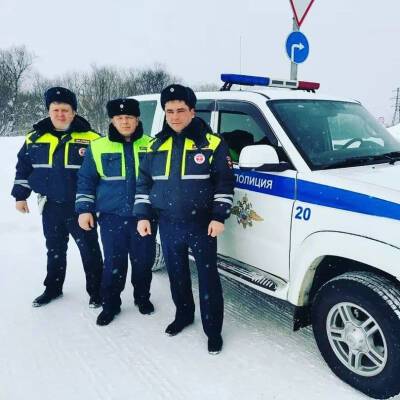 Инспекторы ДПС спасли замерзающих в машине на дороге рыболовов