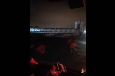 Грузовик обрушил пешеходный мост в Балашихе