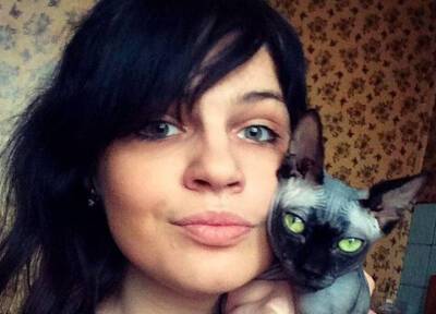 Молодая москвичка напала с ножом на свекра, который выкинул в окно ее кота