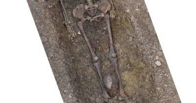 Археологи нашли 40 обезглавленных скелетов на кладбище в Британии