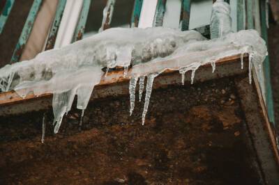 Глыба льда рухнула с 25 этажа на годовалого ребенка в Подмосковье