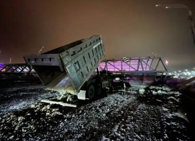 На Горьковском шоссе в Подмосковье самосвал опрокинул пешеходный мост