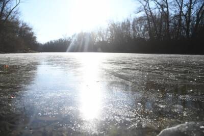 Лед на Лебедином озере в Астрахани представляет опасность