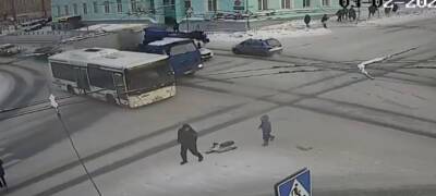 Оставленный на дороге маленький ребенок чуть не попал под автобус в Петрозаводске (ВИДЕО)