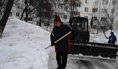В Уфе участники акции «Снежный фитнес» расчистили от снега территорию поликлиник