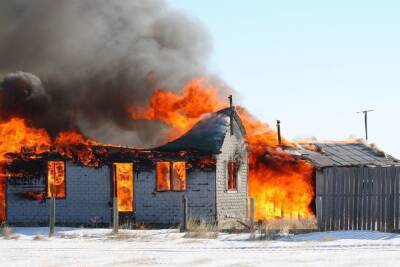 Из горящего дома во Всеволожском районе спасли мужчину с ожогами и женщину с переломом