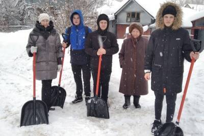 В Пензе волонтеры помогли убрать снег во дворах пенсионеров