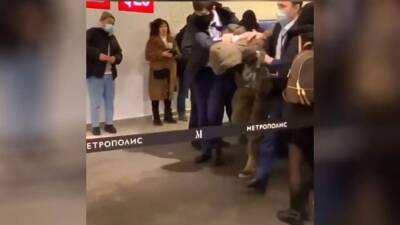 Охрана в ТЦ в Москве скрутила отказавшегося надеть маску мужчину