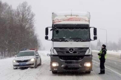 В Удмуртии закрыли движение грузовиков по некоторым трассам в ночь на 5 февраля из-за снегопадов