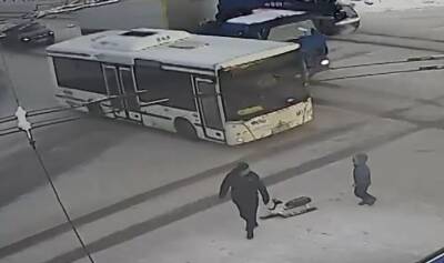 В Петрозаводске упавшего с санок ребёнка едва не сбил автобус