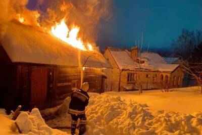 В Смоленской области пожарные спасали от огня хозпостройку