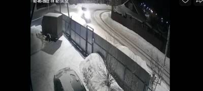 Автомобиль не удержался на дороге и ушел в сугроб под Петрозаводском (ВИДЕО)