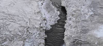 Вода рекой течет по улице в Петрозаводске (ФОТО)