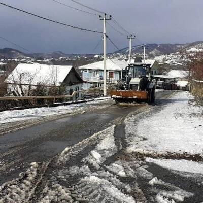 Коммунальщики в Сочи всю ночь расчищали городские территории от снега