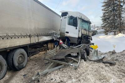 Серьезная авария на М-10 в Тверской области: фура раздавила «Газель» дорожных рабочих