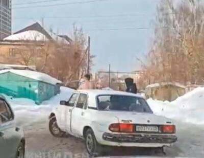 Голый мужчина прокатился на капоте «Волги» по Новосибирску