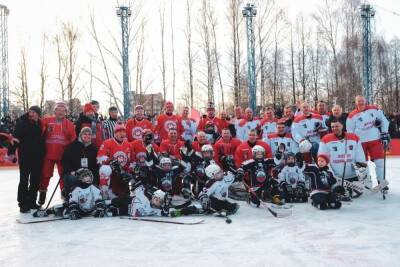 Звёзды мирового хоккея сыграли в Подмосковье очередной матч с дворовой командой