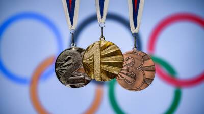 Первые медали России: серебро в скиатлоне у Непряевой, бронза у биатлонистов