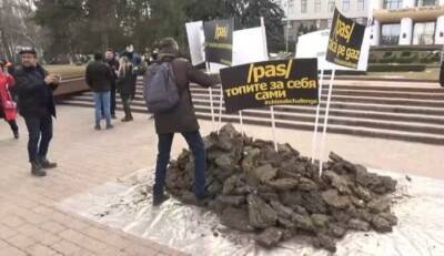 В Молдавии протестующие принесли навоз к зданию парламента