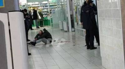 В Полтаве в супермаркете мужчина набросился на людей с ножом, есть жертва