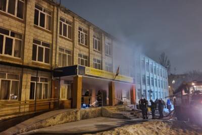 При пожаре в школе на юге Волгограда 5 февраля пострадал человек