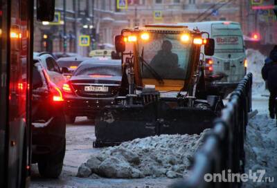 Более 60 дворников вышли на уборку снега в субботу в Гатчине