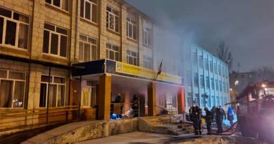 Женщина пострадала во время пожара в школе Волгограда