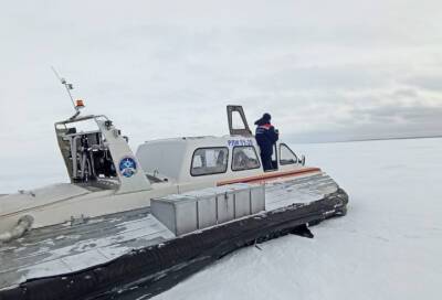 Спасатели провели профилактические работы с рыбаками на Ладожском озере