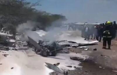 Самолет с туристами рухнул на землю и загорелся, никто не выжил: кадры трагедии